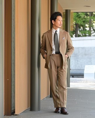 Dunkelgrüne Krawatte kombinieren – 845+ Herren Outfits: Erwägen Sie das Tragen von einem beige Anzug und einer dunkelgrünen Krawatte für einen stilvollen, eleganten Look. Wenn Sie nicht durch und durch formal auftreten möchten, vervollständigen Sie Ihr Outfit mit dunkelbraunen Leder Slippern.