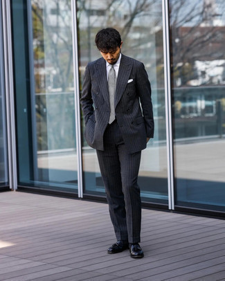 Schwarze Socken kombinieren – 500+ Herren Outfits: Kombinieren Sie einen schwarzen vertikal gestreiften Anzug mit schwarzen Socken, um mühelos alles zu meistern, was auch immer der Tag bringen mag. Machen Sie Ihr Outfit mit schwarzen Leder Slippern mit Quasten eleganter.