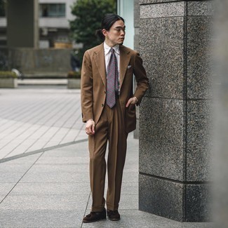 Einstecktuch kombinieren – 500+ Herren Outfits: Vereinigen Sie einen braunen Anzug mit einem Einstecktuch, um mühelos alles zu meistern, was auch immer der Tag bringen mag. Wählen Sie dunkelbraunen Wildleder Slipper mit Quasten, um Ihr Modebewusstsein zu zeigen.