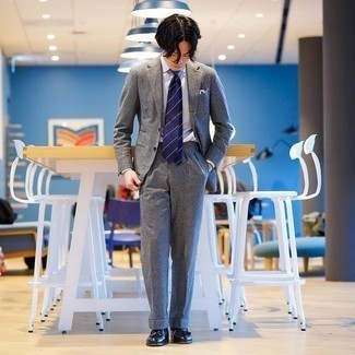 Blaue horizontal gestreifte Krawatte kombinieren – 500+ Herren Outfits: Entscheiden Sie sich für einen grauen Wollanzug und eine blaue horizontal gestreifte Krawatte für eine klassischen und verfeinerte Silhouette. Fühlen Sie sich ideenreich? Entscheiden Sie sich für dunkelblauen Leder Slipper mit Quasten.
