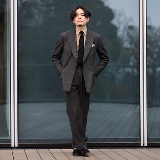 Braunen Anzug kombinieren – 972+ Herren Outfits: Paaren Sie einen braunen Anzug mit einem beige Businesshemd für einen stilvollen, eleganten Look. Suchen Sie nach leichtem Schuhwerk? Wählen Sie schwarzen Wildleder Slipper mit Quasten für den Tag.