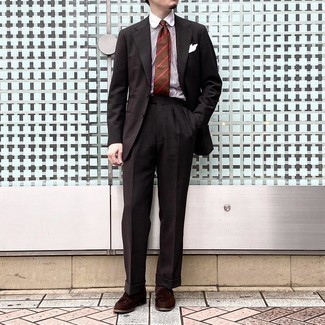 Braune horizontal gestreifte Krawatte kombinieren – 172 Herren Outfits: Entscheiden Sie sich für einen dunkelbraunen Anzug und eine braune horizontal gestreifte Krawatte für eine klassischen und verfeinerte Silhouette. Wenn Sie nicht durch und durch formal auftreten möchten, komplettieren Sie Ihr Outfit mit dunkelbraunen Wildleder Slippern mit Quasten.