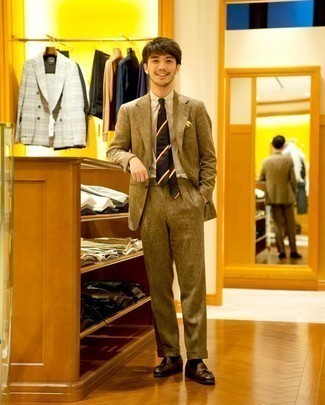 Elegante Outfits Herren 2024: Kombinieren Sie einen beige Anzug mit einem hellbeige Businesshemd mit Vichy-Muster, um vor Klasse und Perfektion zu strotzen. Dunkelbraune Leder Slipper mit Quasten sind eine gute Wahl, um dieses Outfit zu vervollständigen.