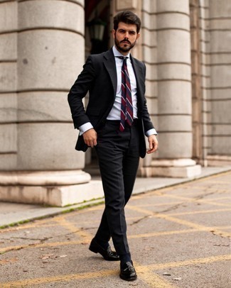 schwarzer Anzug, weißes Businesshemd, schwarze Leder Slipper mit Quasten, rote und dunkelblaue horizontal gestreifte Krawatte für Herren