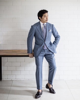 Hellblauen Anzug kombinieren – 208 Herren Outfits: Vereinigen Sie einen hellblauen Anzug mit einem weißen Businesshemd, um vor Klasse und Perfektion zu strotzen. Schwarze Leder Slipper mit Quasten verleihen einem klassischen Look eine neue Dimension.