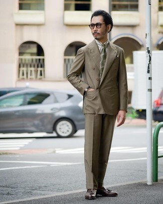 Hellbeige Einstecktuch kombinieren – 500+ Herren Outfits: Kombinieren Sie einen braunen Anzug mit einem hellbeige Einstecktuch für ein bequemes Outfit, das außerdem gut zusammen passt. Fühlen Sie sich mutig? Entscheiden Sie sich für dunkelbraunen Leder Slipper mit Quasten.