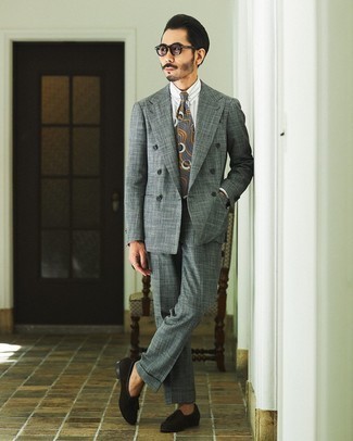 Wie Slipper mit Quasten mit Anzuges zu kombinieren – 500+ Herren Outfits: Etwas Einfaches wie die Wahl von einem Anzug und einem weißen vertikal gestreiften Businesshemd kann Sie von der Menge abheben. Vervollständigen Sie Ihr Look mit Slippern mit Quasten.
