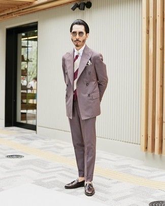 Rosa Anzug kombinieren – 55 Herren Outfits: Entscheiden Sie sich für einen rosa Anzug und ein weißes Businesshemd für eine klassischen und verfeinerte Silhouette. Fühlen Sie sich ideenreich? Entscheiden Sie sich für dunkelbraunen Leder Slipper mit Quasten.