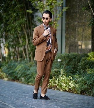 Braunen Anzug kombinieren – 972+ Herren Outfits: Kombinieren Sie einen braunen Anzug mit einem weißen und dunkelblauen vertikal gestreiften Businesshemd für eine klassischen und verfeinerte Silhouette. Dieses Outfit passt hervorragend zusammen mit schwarzen Wildleder Slippern mit Quasten.