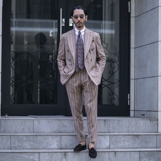 Hemd kombinieren – 500+ Elegante Herren Outfits: Kombinieren Sie ein Hemd mit einem beige vertikal gestreiften Anzug für eine klassischen und verfeinerte Silhouette. Entscheiden Sie sich für schwarzen Wildleder Slipper mit Quasten, um Ihr Modebewusstsein zu zeigen.