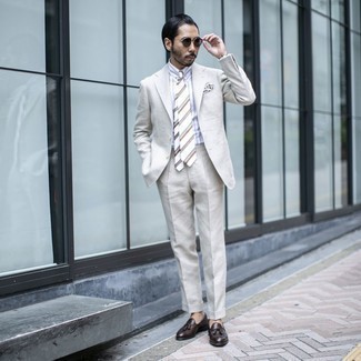 Hellbeige Anzug kombinieren – 500+ Herren Outfits: Tragen Sie einen hellbeige Anzug und ein weißes vertikal gestreiftes Businesshemd für eine klassischen und verfeinerte Silhouette. Dunkelbraune Leder Slipper mit Quasten sind eine kluge Wahl, um dieses Outfit zu vervollständigen.