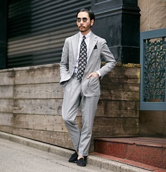 Elegante Outfits Herren 2024: Kombinieren Sie einen grauen Anzug mit einem weißen vertikal gestreiften Businesshemd für einen stilvollen, eleganten Look. Komplettieren Sie Ihr Outfit mit schwarzen Wildleder Slippern mit Quasten.