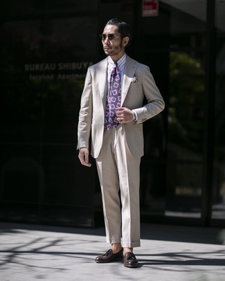 Elegante Outfits Herren 2024: Paaren Sie einen hellbeige Anzug mit einem weißen vertikal gestreiften Businesshemd für einen stilvollen, eleganten Look. Dunkelbraune Leder Slipper mit Quasten sind eine gute Wahl, um dieses Outfit zu vervollständigen.
