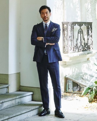 Dunkelblaues und weißes Einstecktuch kombinieren – 500+ Herren Outfits: Paaren Sie einen dunkelblauen Anzug mit einem dunkelblauen und weißen Einstecktuch für ein Alltagsoutfit, das Charakter und Persönlichkeit ausstrahlt. Fühlen Sie sich ideenreich? Entscheiden Sie sich für dunkelblauen Leder Slipper mit Quasten.