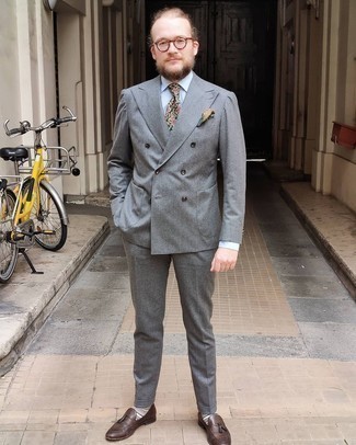 Dunkelgrüne Krawatte mit Paisley-Muster kombinieren – 37 Herren Outfits: Tragen Sie einen grauen Anzug und eine dunkelgrüne Krawatte mit Paisley-Muster, um vor Klasse und Perfektion zu strotzen. Wenn Sie nicht durch und durch formal auftreten möchten, wählen Sie dunkelbraunen Leder Slipper mit Quasten.