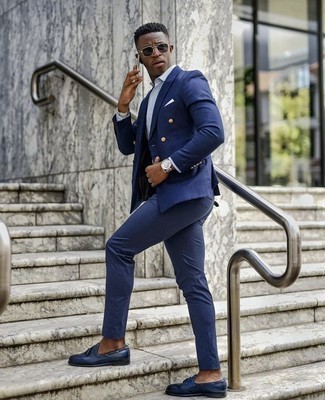 Elegante Outfits Herren 2024: Kombinieren Sie einen dunkelblauen Anzug mit einem hellblauen vertikal gestreiften Businesshemd für einen stilvollen, eleganten Look. Dunkelblaue Leder Slipper mit Quasten sind eine kluge Wahl, um dieses Outfit zu vervollständigen.