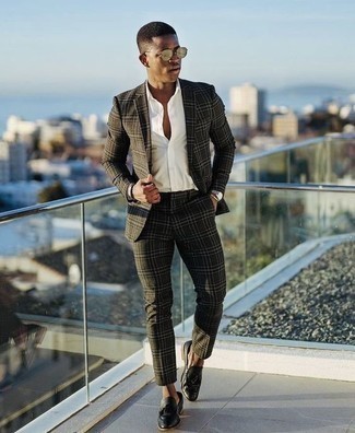 Weißes Businesshemd kombinieren – 500+ Herren Outfits: Kombinieren Sie ein weißes Businesshemd mit einem dunkelgrünen Anzug mit Schottenmuster für eine klassischen und verfeinerte Silhouette. Komplettieren Sie Ihr Outfit mit schwarzen Leder Slippern mit Quasten.