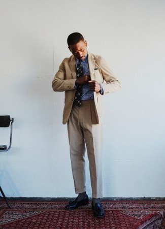 Dunkelblaue Leder Slipper mit Quasten kombinieren – 135 Herren Outfits: Entscheiden Sie sich für einen klassischen Stil in einem beige Anzug und einem weißen und blauen vertikal gestreiften Businesshemd. Komplettieren Sie Ihr Outfit mit dunkelblauen Leder Slippern mit Quasten.