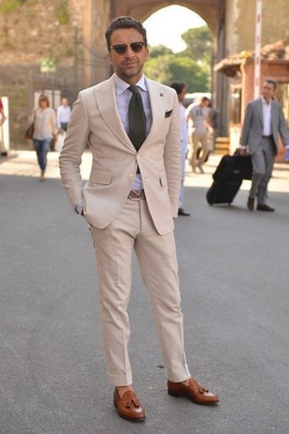 30 Jährige: Olivgrüne Krawatte kombinieren – 500+ Elegante Herren Outfits: Kombinieren Sie einen hellbeige Anzug mit einer olivgrünen Krawatte für einen stilvollen, eleganten Look. Fühlen Sie sich mutig? Vervollständigen Sie Ihr Outfit mit braunen Leder Slippern mit Quasten.
