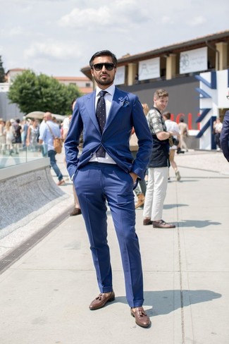 Welche Slipper mit blauen Anzuges zu tragen – 500+ Sommer Herren Outfits: Etwas Einfaches wie die Wahl von einem blauen Anzug und einem weißen Businesshemd kann Sie von der Menge abheben. Warum kombinieren Sie Ihr Outfit für einen legereren Auftritt nicht mal mit Slippern? Schon ergibt sich ein cooles Sommer-Outfit.