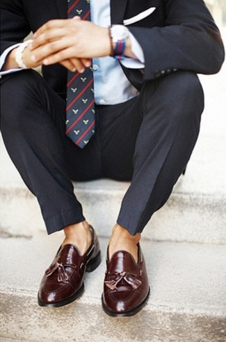 Dunkelblaue und weiße bedruckte Krawatte kombinieren – 439 Herren Outfits warm Wetter: Paaren Sie einen dunkelgrauen Anzug mit einer dunkelblauen und weißen bedruckten Krawatte für einen stilvollen, eleganten Look. Suchen Sie nach leichtem Schuhwerk? Vervollständigen Sie Ihr Outfit mit dunkelroten Leder Slippern mit Quasten für den Tag.