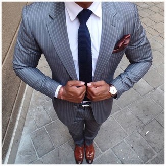 Braune Leder Slipper mit Quasten kombinieren – 1200+ Herren Outfits: Paaren Sie einen grauen vertikal gestreiften Anzug mit einem weißen Businesshemd, um vor Klasse und Perfektion zu strotzen. Braune Leder Slipper mit Quasten sind eine kluge Wahl, um dieses Outfit zu vervollständigen.