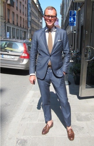50 Jährige: Braune Leder Slipper kombinieren – 120 Elegante Herren Outfits: Kombinieren Sie einen blauen Anzug mit einem weißen Businesshemd für eine klassischen und verfeinerte Silhouette. Braune Leder Slipper verleihen einem klassischen Look eine neue Dimension.