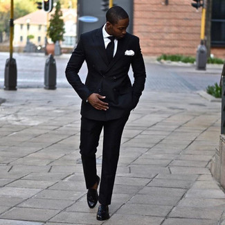 Wie schwarzen Anzug mit schwarzer Leder Slipper zu kombinieren – 113 Herren Outfits: Vereinigen Sie einen schwarzen Anzug mit einem weißen Businesshemd, um vor Klasse und Perfektion zu strotzen. Schwarze Leder Slipper liefern einen wunderschönen Kontrast zu dem Rest des Looks.
