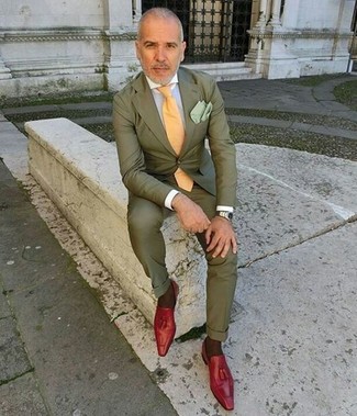 Rote Leder Slipper mit Quasten kombinieren – 301 Herren Outfits: Entscheiden Sie sich für einen olivgrünen Anzug und ein weißes Businesshemd, um vor Klasse und Perfektion zu strotzen. Suchen Sie nach leichtem Schuhwerk? Vervollständigen Sie Ihr Outfit mit roten Leder Slippern mit Quasten für den Tag.