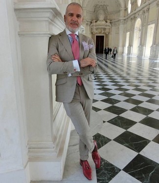 Rosa Krawatte kombinieren – 123 Herren Outfits: Kombinieren Sie einen grauen Anzug mit einer rosa Krawatte für einen stilvollen, eleganten Look. Fühlen Sie sich ideenreich? Ergänzen Sie Ihr Outfit mit roten Leder Slippern mit Quasten.