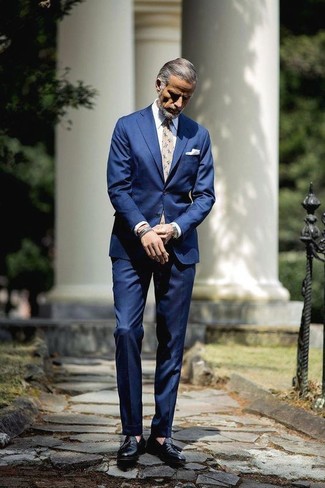 50 Jährige: Welche Slipper mit Quasten mit blauen Anzuges zu tragen – 34 Herren Outfits: Vereinigen Sie einen blauen Anzug mit einem weißen Businesshemd für eine klassischen und verfeinerte Silhouette. Wenn Sie nicht durch und durch formal auftreten möchten, entscheiden Sie sich für Slipper mit Quasten.