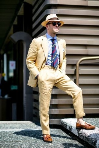 Dunkelblaue vertikal gestreifte Krawatte kombinieren – 110 Herren Outfits: Kombinieren Sie einen gelben Anzug mit einer dunkelblauen vertikal gestreiften Krawatte, um vor Klasse und Perfektion zu strotzen. Braune Leder Slipper mit Quasten leihen Originalität zu einem klassischen Look.