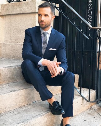 Graue Krawatte kombinieren – 500+ Herren Outfits: Vereinigen Sie einen dunkelblauen Anzug mit einer grauen Krawatte, um vor Klasse und Perfektion zu strotzen. Wenn Sie nicht durch und durch formal auftreten möchten, ergänzen Sie Ihr Outfit mit schwarzen Leder Slippern mit Quasten.