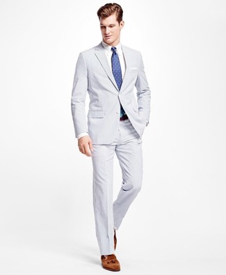 Dunkelblaue gepunktete Krawatte kombinieren – 466 Herren Outfits: Kombinieren Sie einen weißen Anzug aus Seersucker mit einer dunkelblauen gepunkteten Krawatte für einen stilvollen, eleganten Look. Braune Wildleder Slipper mit Quasten liefern einen wunderschönen Kontrast zu dem Rest des Looks.