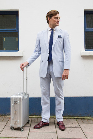 Hellblauen Anzug aus Seersucker kombinieren – 30 Herren Outfits: Erwägen Sie das Tragen von einem hellblauen Anzug aus Seersucker und einem weißen Businesshemd für einen stilvollen, eleganten Look. Fühlen Sie sich mutig? Wählen Sie dunkelroten Leder Slipper mit Quasten.