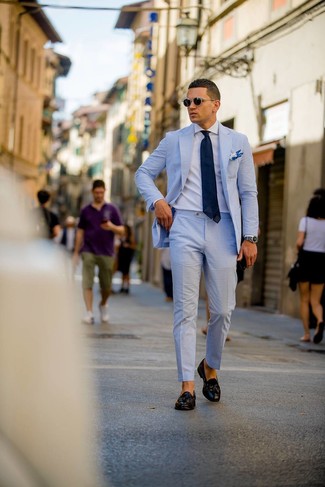 Graue Lederuhr kombinieren – 35 Elegante Sommer Herren Outfits: Entscheiden Sie sich für einen hellblauen Anzug aus Seersucker und eine graue Lederuhr, um mühelos alles zu meistern, was auch immer der Tag bringen mag. Schalten Sie Ihren Kleidungsbestienmodus an und machen schwarzen Leder Slipper mit Quasten zu Ihrer Schuhwerkwahl. Dieser Look eignet sich sehr gut für den Sommer.