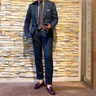 Dunkelbraune gepunktete Krawatte kombinieren – 99 Elegante Sommer Herren Outfits: Etwas Einfaches wie die Wahl von einem dunkelblauen Anzug und einer dunkelbraunen gepunkteten Krawatte kann Sie von der Menge abheben. Wenn Sie nicht durch und durch formal auftreten möchten, vervollständigen Sie Ihr Outfit mit dunkelroten Leder Slippern mit Quasten. Ein cooler Sommer-Look.