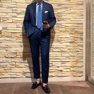 30 Jährige: Dunkelblaue Krawatte mit Hahnentritt-Muster kombinieren – 1 Herren Outfits: Tragen Sie einen dunkelblauen Anzug und eine dunkelblaue Krawatte mit Hahnentritt-Muster für einen stilvollen, eleganten Look. Wenn Sie nicht durch und durch formal auftreten möchten, ergänzen Sie Ihr Outfit mit schwarzen Leder Slippern mit Quasten.