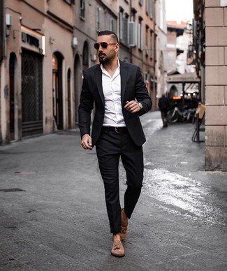 Welche Businesshemden mit brauner Slipper mit Quasten zu tragen – 500+ Herren Outfits: Vereinigen Sie ein Businesshemd mit einem schwarzen Anzug für einen stilvollen, eleganten Look. Suchen Sie nach leichtem Schuhwerk? Entscheiden Sie sich für braunen Slipper mit Quasten für den Tag.