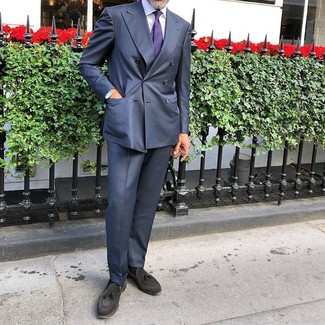 Violette horizontal gestreifte Krawatte kombinieren – 48 Herren Outfits: Kombinieren Sie einen dunkelblauen Anzug mit einer violetten horizontal gestreiften Krawatte, um vor Klasse und Perfektion zu strotzen. Fühlen Sie sich ideenreich? Ergänzen Sie Ihr Outfit mit schwarzen Wildleder Slippern mit Quasten.