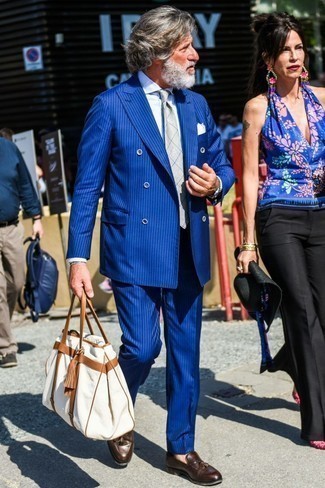 Wie weißes vertikal gestreiftes Businesshemd mit blauen Anzuges zu kombinieren – 191 Elegante Herren Outfits: Kombinieren Sie einen blauen Anzug mit einem weißen vertikal gestreiften Businesshemd für einen stilvollen, eleganten Look. Komplettieren Sie Ihr Outfit mit dunkelbraunen Leder Slippern mit Quasten.