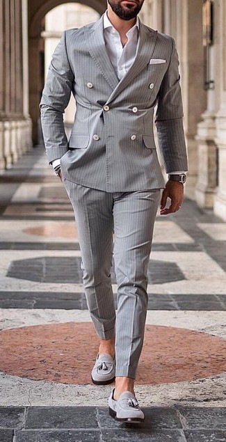 Dunkelgraue Slipper kombinieren – 235 Herren Outfits: Tragen Sie einen grauen vertikal gestreiften Anzug und ein weißes Businesshemd, um vor Klasse und Perfektion zu strotzen. Dunkelgraue Slipper sind eine perfekte Wahl, um dieses Outfit zu vervollständigen.