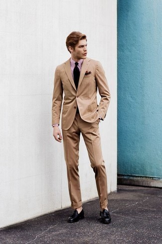 Welche Slipper mit Quasten mit hellbeige Anzuges zu tragen – 178 Herren Outfits: Kombinieren Sie einen hellbeige Anzug mit einem rosa vertikal gestreiften Businesshemd für einen stilvollen, eleganten Look. Dieses Outfit passt hervorragend zusammen mit Slippern mit Quasten.