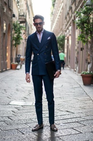 Welche Slipper mit Quasten mit dunkelblauen Anzuges zu tragen – 355 Herren Outfits: Tragen Sie einen dunkelblauen Anzug und ein hellviolettes Businesshemd, um vor Klasse und Perfektion zu strotzen. Slipper mit Quasten leihen Originalität zu einem klassischen Look.