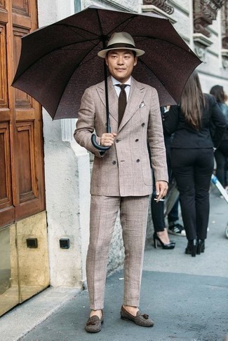 Dunkelbraune Krawatte kombinieren – 500+ Herren Outfits: Kombinieren Sie einen hellbeige Anzug mit einer dunkelbraunen Krawatte für eine klassischen und verfeinerte Silhouette. Wählen Sie die legere Option mit dunkelbraunen Wildleder Slippern mit Quasten.