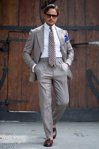 Welche Slipper mit Quasten mit grauen Anzuges zu tragen – 297 Herren Outfits: Etwas Einfaches wie die Wahl von einem grauen Anzug und einem weißen Businesshemd kann Sie von der Menge abheben. Fühlen Sie sich mutig? Entscheiden Sie sich für Slipper mit Quasten.