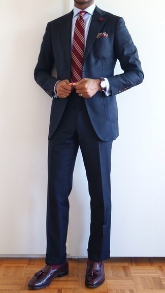 Rote und dunkelblaue horizontal gestreifte Krawatte kombinieren – 276 Herren Outfits: Kombinieren Sie einen dunkelblauen Anzug mit einer roten und dunkelblauen horizontal gestreiften Krawatte für einen stilvollen, eleganten Look. Fühlen Sie sich mutig? Komplettieren Sie Ihr Outfit mit dunkelroten Leder Slippern mit Quasten.
