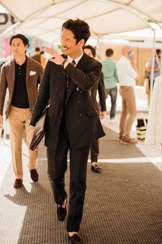Braune horizontal gestreifte Krawatte kombinieren – 172 Herren Outfits: Entscheiden Sie sich für einen dunkelbraunen Anzug und eine braune horizontal gestreifte Krawatte für einen stilvollen, eleganten Look. Fühlen Sie sich ideenreich? Ergänzen Sie Ihr Outfit mit dunkelbraunen Wildleder Slippern mit Quasten.