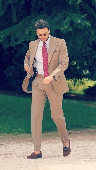 Violettes Einstecktuch kombinieren – 222 Herren Outfits: Entscheiden Sie sich für einen beige Anzug und ein violettes Einstecktuch für ein großartiges Wochenend-Outfit. Fügen Sie braunen Wildleder Slipper mit Quasten für ein unmittelbares Style-Upgrade zu Ihrem Look hinzu.