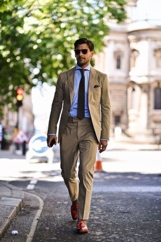Rotbraune Leder Slipper mit Quasten kombinieren – 500+ Herren Outfits: Kombinieren Sie einen beige Anzug mit einem hellblauen Businesshemd für einen stilvollen, eleganten Look. Wenn Sie nicht durch und durch formal auftreten möchten, vervollständigen Sie Ihr Outfit mit rotbraunen Leder Slippern mit Quasten.